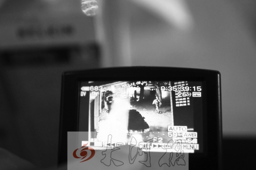 人民路上的這家商店,夜間疑被一男子隔著門縫用長(zhǎng)竿偷走一臺(tái)蘋果ipad air。