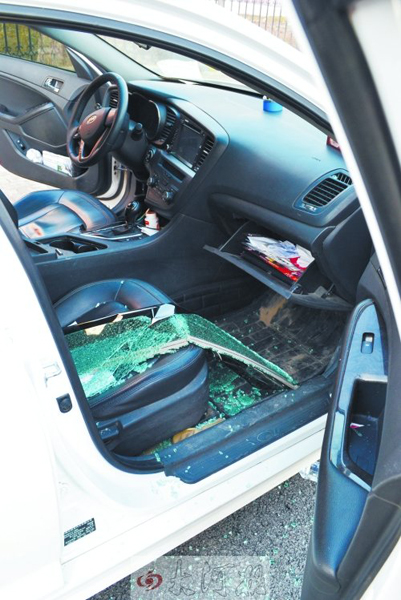 車玻璃被砸碎，車內(nèi)被翻動。
