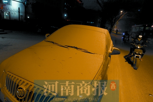 拆遷現(xiàn)場(chǎng)，途經(jīng)的汽車遭了殃，落了厚厚一層灰