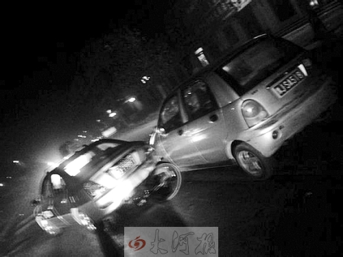 撞上出租車QQ才停下，兩車間還夾著一輛自行車。
