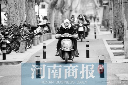 金水路防疫路附近，路樁間距很小，電動車經(jīng)過時要很小心才能避開