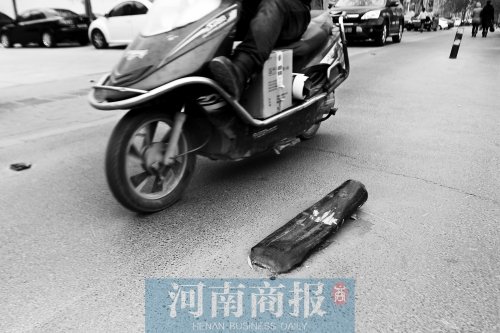 金水路上，一根路樁被撞倒