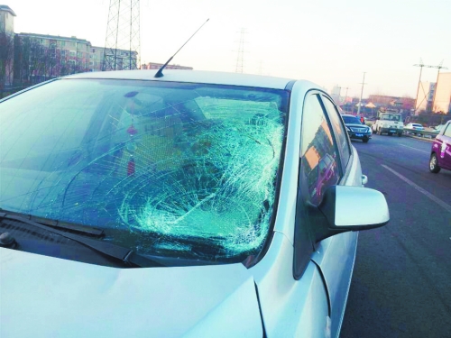 肇事轎車前擋風(fēng)玻璃上，留著清晰的撞擊痕跡。