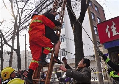 老漢右腿燒傷，樹下扔了一只燒焦的鞋