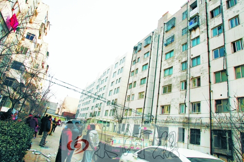 鄭州市瑞達(dá)路啟明村小區(qū)一戶居民家中（紅圈標(biāo)示處），天然氣發(fā)生爆炸。