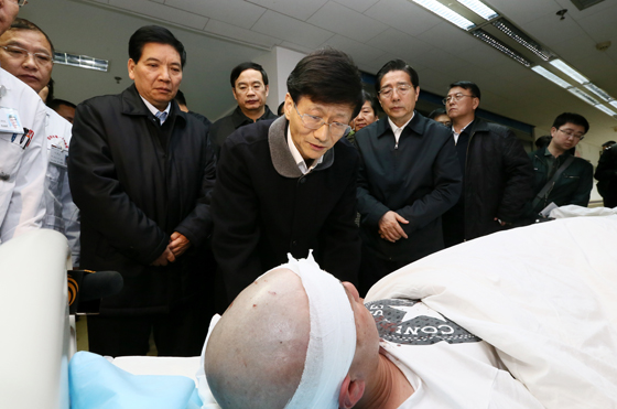 中共中央政治局委員、中央政法委書記孟建柱率工作組2日晨5時30分抵達(dá)昆明。一下飛機(jī),孟建柱就立即趕往