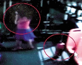 去年10月份的一天，一名女乘客打著電話下了車，包丟在了車上。(翻拍視頻)