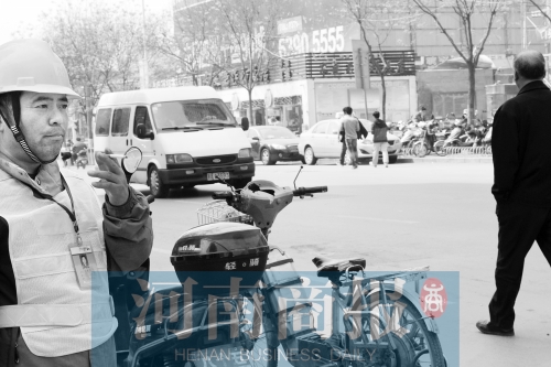  燃?xì)庑孤?消防員演習(xí)變實(shí)戰(zhàn)。而幾米外,有工作人員在抽煙
