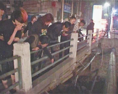 圍觀群眾感嘆橋那么高，被扔下橋的劉先生真是“萬幸”。