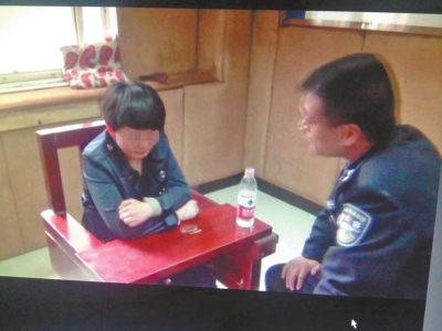 肇事司機李某歸案后，接受警方的訊問。