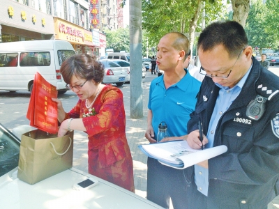 失主在清點、認領失物。
