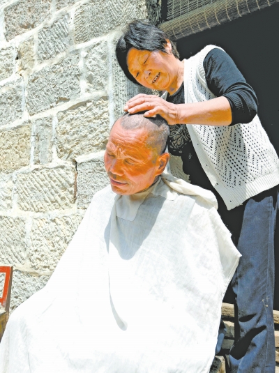 為了照顧兩個(gè)小叔，馬英專(zhuān)門(mén)學(xué)會(huì)了理發(fā)。