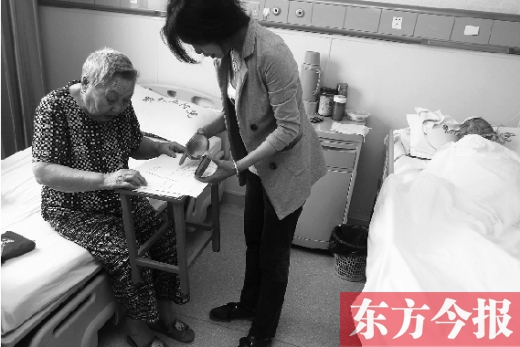 昨日，鄭大五附院二號樓住院部，馬老太寫下委托書，并簽字摁指印委托女兒代理為昏迷老伴解鎖取錢