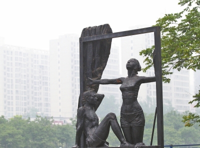 近日，省會(huì)霧霾，東風(fēng)渠旁的一組雕塑似乎在訴說(shuō)著鄭州人的期望——推開(kāi)窗戶，盡情呼吸。