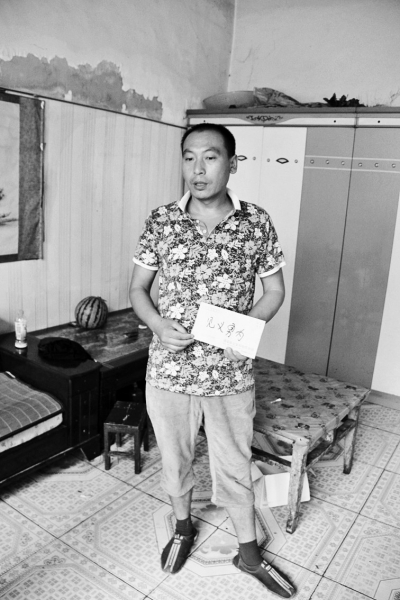 采建新拿的信封里，是南京警方送來的獎金。