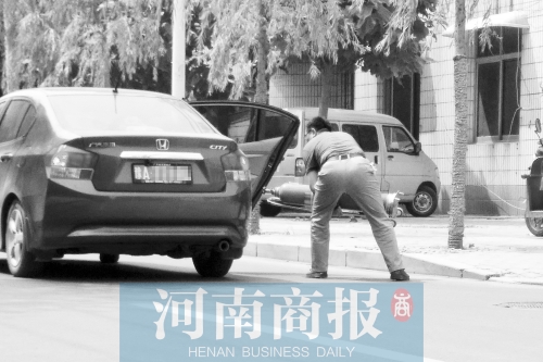 鄭州西區(qū)一氧氣廠(chǎng)門(mén)前，有人充氣后，將氧氣瓶裝上私家車(chē)運(yùn)走