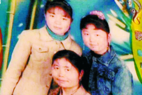 兩個(gè)女兒已長大成人,妻子也已歸來,這個(gè)分離12年的家庭,離幸福越來越近(翻拍)。