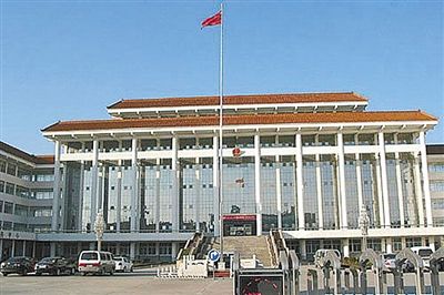濮陽縣違規(guī)、超標修建的縣委、縣政府辦公樓。新華社發(fā)發(fā)布