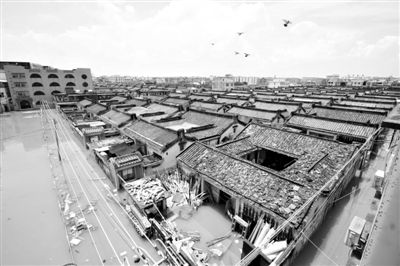 19日，廣東汕頭潮陽(yáng)區(qū)和平鎮(zhèn)出現(xiàn)水浸現(xiàn)象。連日來(lái)，廣東省汕頭市潮陽(yáng)區(qū)、潮南區(qū)普降暴雨。新華社發(fā)