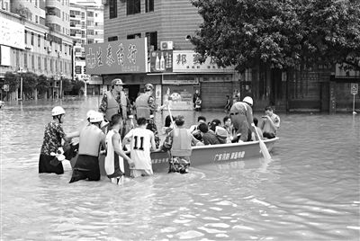 18日，廣東省清遠(yuǎn)市陽(yáng)山縣縣城,消防官兵合力推動(dòng)沖鋒舟，轉(zhuǎn)移被困學(xué)生。新華社發(fā)