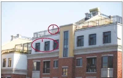中海城香克林小區(qū),楊智家的樓頂上加蓋了兩層違建。其中北側(cè)露臺(tái)建成了一層灰白色的房屋(①)。在該違建頂部的東側(cè),又加蓋了一層面積較小的房屋(②)。新京報(bào)記者 韓萌 攝