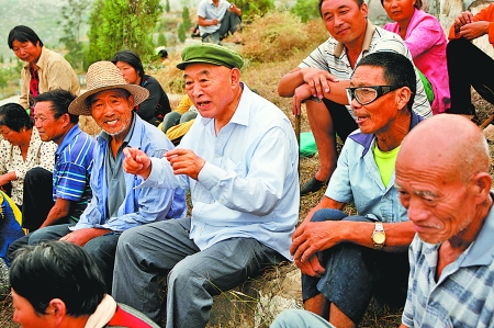 在唐莊，當(dāng)?shù)厝罕娒看我姷絽墙鹩】傆姓f不完的知心話。記者 史長來 攝
