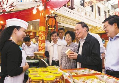 9月6日，王岐山在天津南市食品街調(diào)研，在月餅柜臺(tái)前，詢問中央關(guān)于中秋國慶嚴(yán)禁公款送禮的規(guī)定發(fā)布后的銷售情況。新華社記者 李學(xué)仁 攝