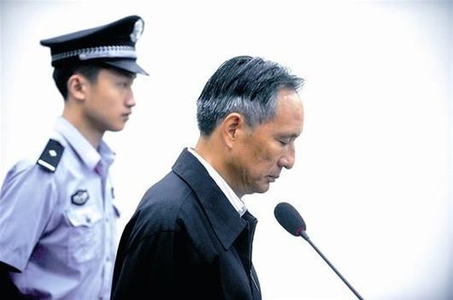 圖為：10日，張曙光在北京市第二中級(jí)人民法院接受庭審 新華社發(fā)