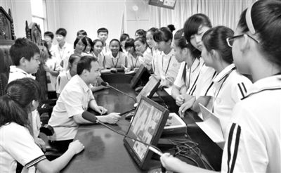 2013年5月30日，結(jié)合當(dāng)前國內(nèi)民眾普遍關(guān)注的“校長開房”、“強(qiáng)奸猥褻”等事件，廣西上思縣人民法院邀請(qǐng)中小學(xué)生到法院觀摩案件的庭審，提高他們的守法、維權(quán)意識(shí)。圖/IC