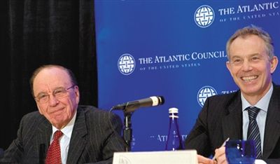 2008年，布萊爾與默多克在美國參加一國際會議。