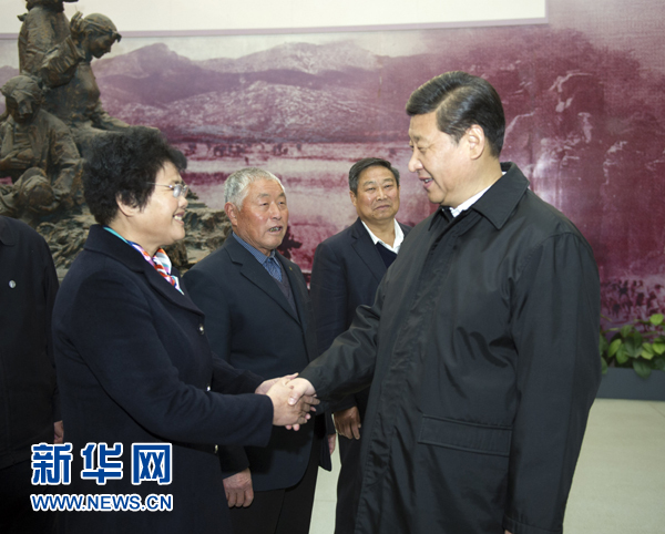 25日上午，習(xí)近平在臨沂華東革命烈士陵園參觀沂蒙精神展并會(huì)見當(dāng)?shù)叵冗M(jìn)模范和當(dāng)年支前模范后代代表。