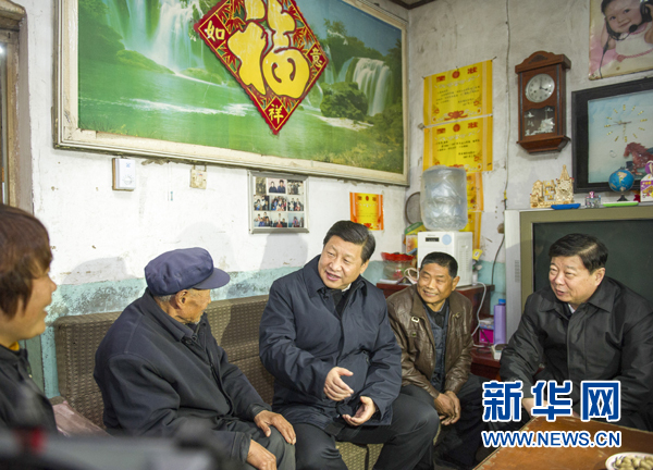 25日下午，習(xí)近平在地處沂蒙老區(qū)的臨沭縣曹莊鎮(zhèn)朱村看望83歲的“老支前”王克昌。
