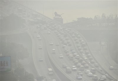 昨日，南昌市八一大橋被霧霾籠罩。 新華社發(fā)