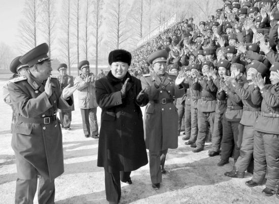 24日，金正恩視察前線部隊。