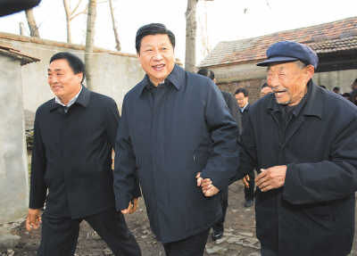 11月25日，習近平在地處沂蒙老區(qū)的臨沭縣曹莊鎮(zhèn)朱村，親切地拉著83歲的“老支前”王克昌的手。