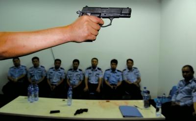 在一堂槍械教學(xué)課上，教官向參訓(xùn)民警們講解警用手槍的特點(diǎn)和正確握姿。記者 董世彪 攝