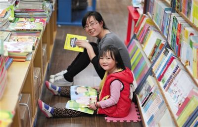 昨晚10時，來京探親的山東的李女士帶著5歲的女兒琪琪在三聯書店讀書。4月18日晚開始，三聯韜奮書店正