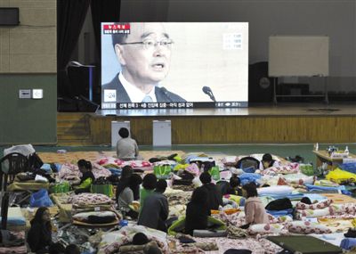 27日，韓國珍島，“歲月”號客輪乘客家屬在體育館觀看總理鄭烘原辭職新聞。當(dāng)日，鄭烘原召開緊急發(fā)布會，表示對韓國“歲月”號沉船事件負(fù)責(zé)，宣布引咎辭職。