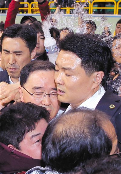 17日，鄭烘原（中）會見乘客家屬時，遭到家屬辱罵、潑水。