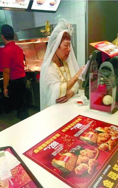 麥當(dāng)勞也挺拼的！店員化身觀音為顧客點(diǎn)餐