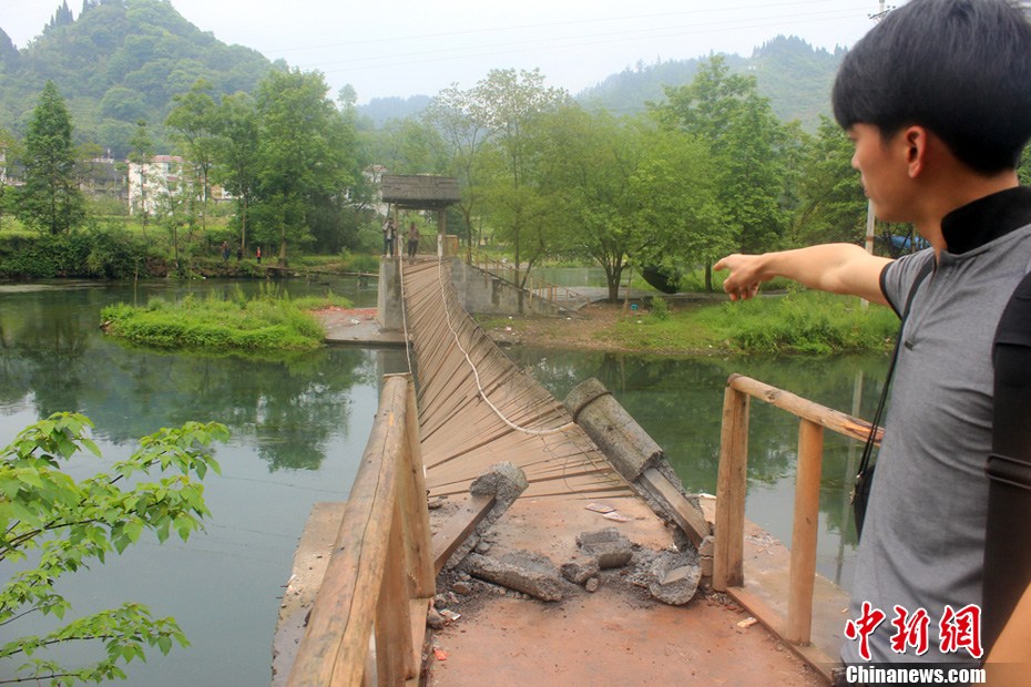 5月2日，一名目擊者正在介紹鳳凰吊橋事發(fā)情景。