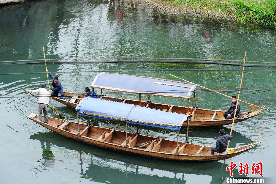 5月2日，鳳凰縣搜尋人員仍在沱江下游搜尋。