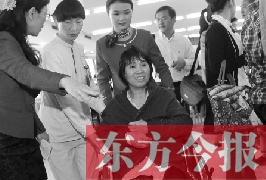 坐在輪椅上的，就是為兒子捐出肝、腎的母親潘大想