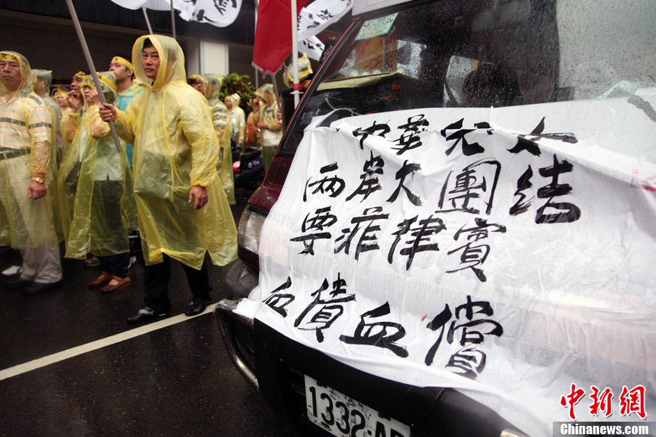 5月13日，屏東縣數(shù)百漁民北上臺(tái)北，在馬尼拉經(jīng)濟(jì)文化辦事處前抗議