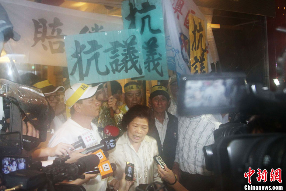 圖為死者洪石成的遺孀控訴菲相關(guān)人員暴行，呼吁菲方正式道歉。中新社發(fā) 董會(huì)峰 攝