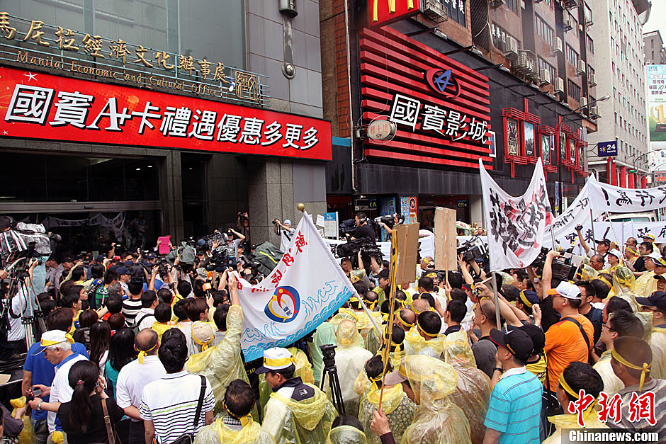 5月13日下午，屏東縣數(shù)百漁民北上臺(tái)北，冒雨在馬尼拉經(jīng)濟(jì)文化辦事處前抗議，要求菲律賓政府為攻擊臺(tái)漁船