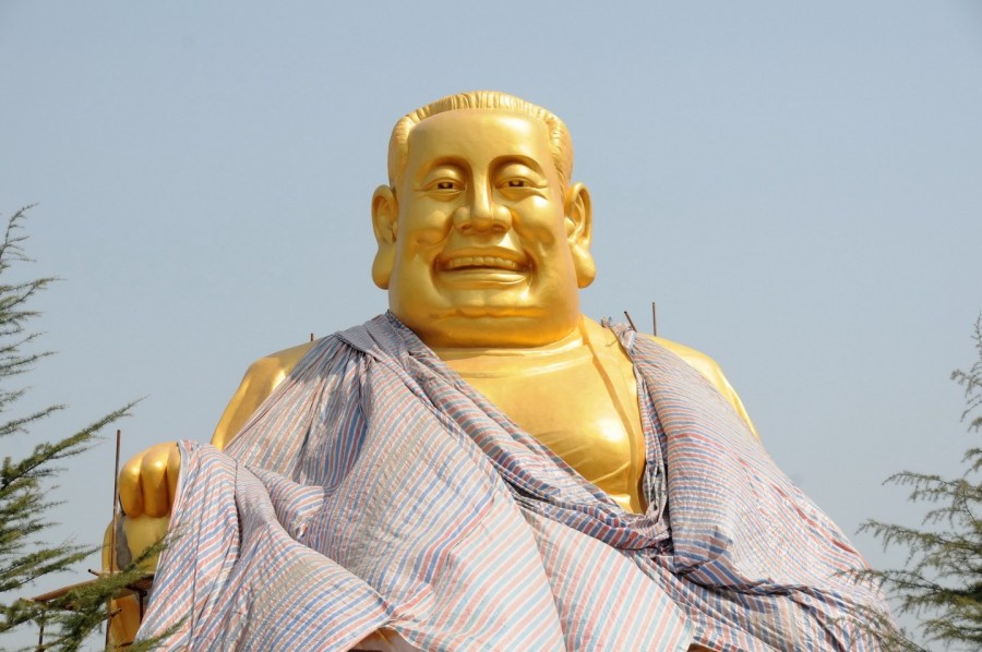 圖位此前的4月26日，“佛像”上出現(xiàn)帆布，最終，工作人員將帆布蓋在“佛像”頭像上。