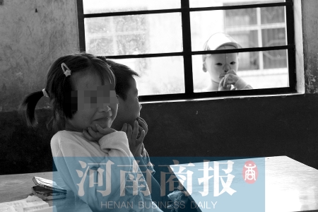 她不止一次說想去上學(xué)，而更多的時候，她是站在教室外面，眼巴巴地看著里面的小朋友
