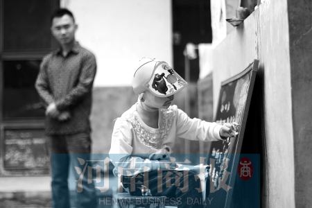 右手受傷了，她用左手在家里的小黑板上練習(xí)寫字