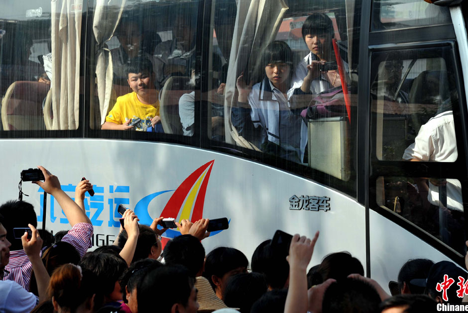 6月5日，一年一度的毛坦廠鎮(zhèn)“送考節(jié)”到來(lái)，70輛大巴車(chē)護(hù)送毛坦廠中學(xué)萬(wàn)名考生安全赴考。